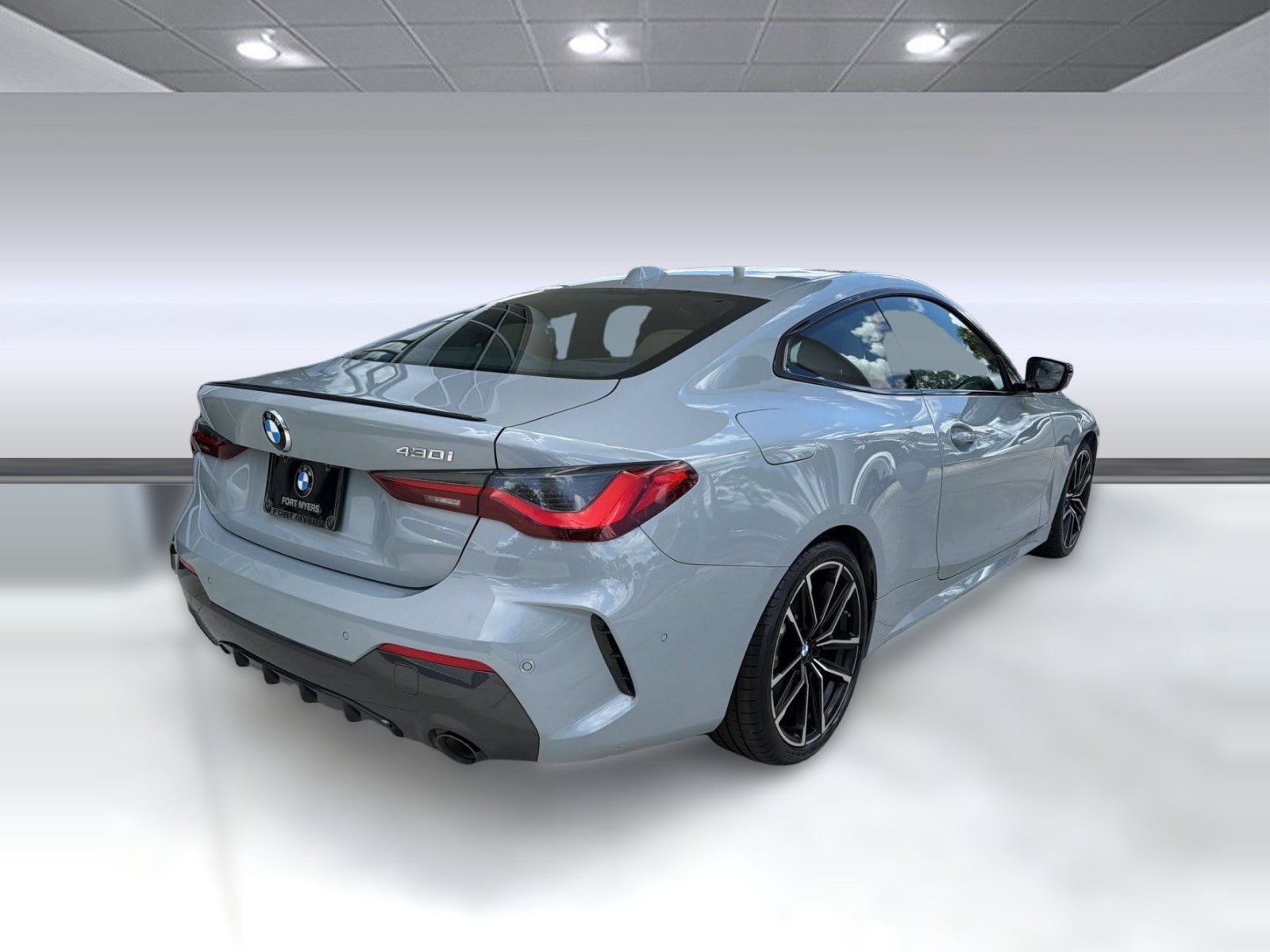 Used 2024 BMW 430i Coupe w/ M Sport Package RWD image 9