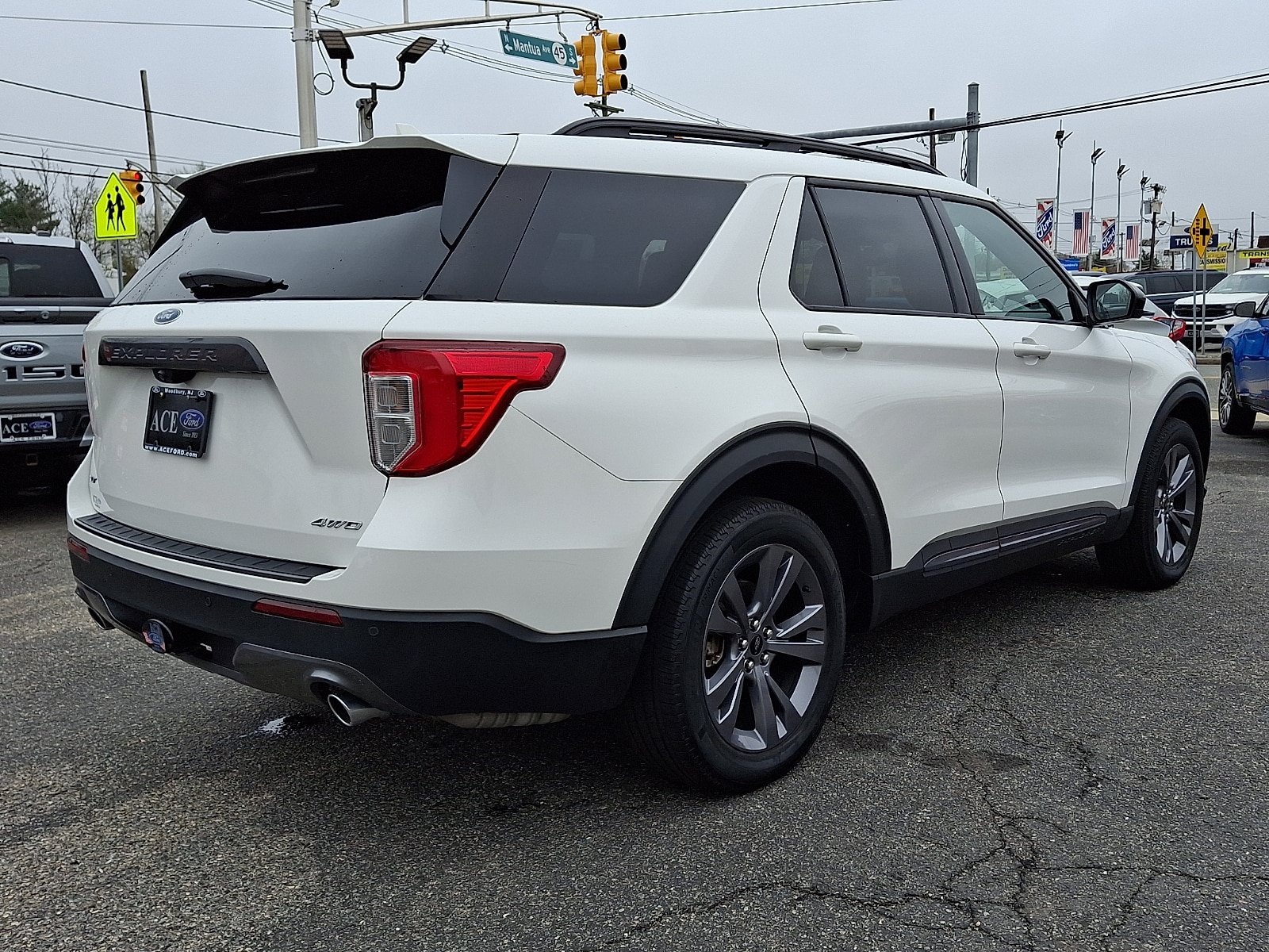 Certified 2023 Ford Explorer XLT w/ Equipment Group 202A AWD/4WD image 2