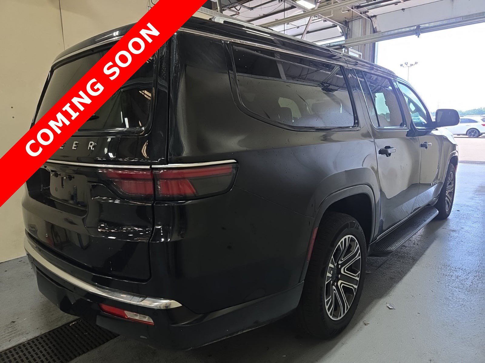 Used 2024 Jeep Wagoneer L Series II w/ Flexible Seating Group AWD/4WD image 4