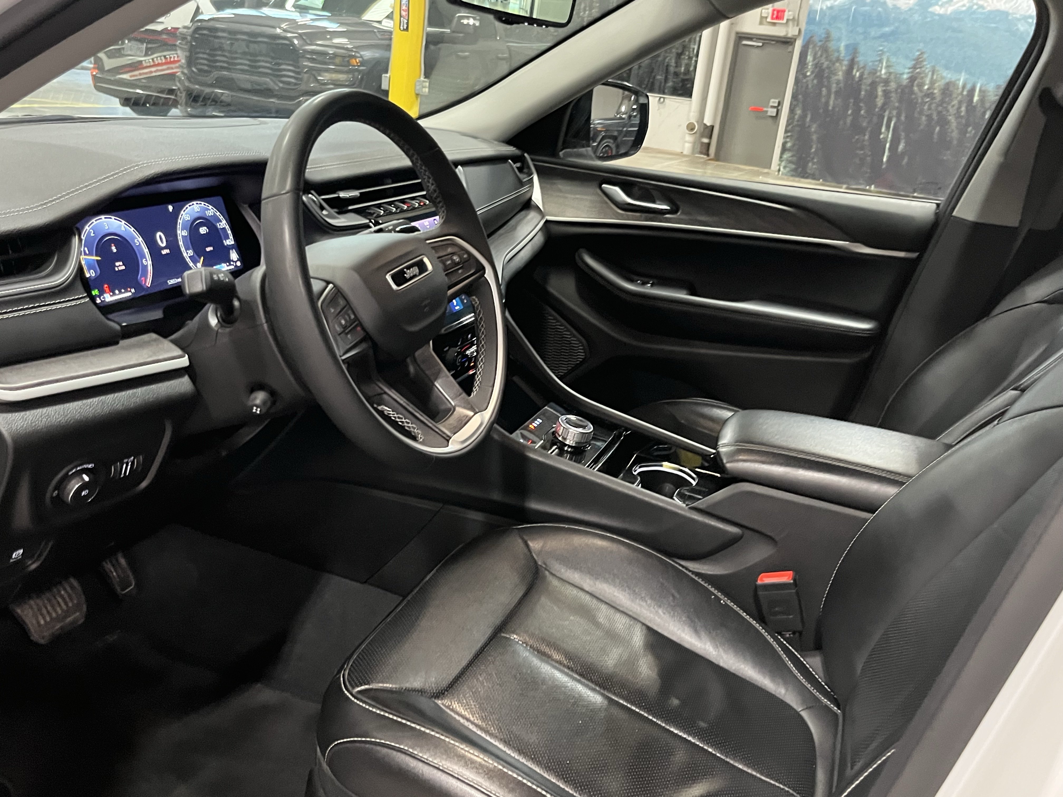 Used 2023 Jeep Grand Cherokee Limited w/ Luxury Tech Group II AWD/4WD image 9