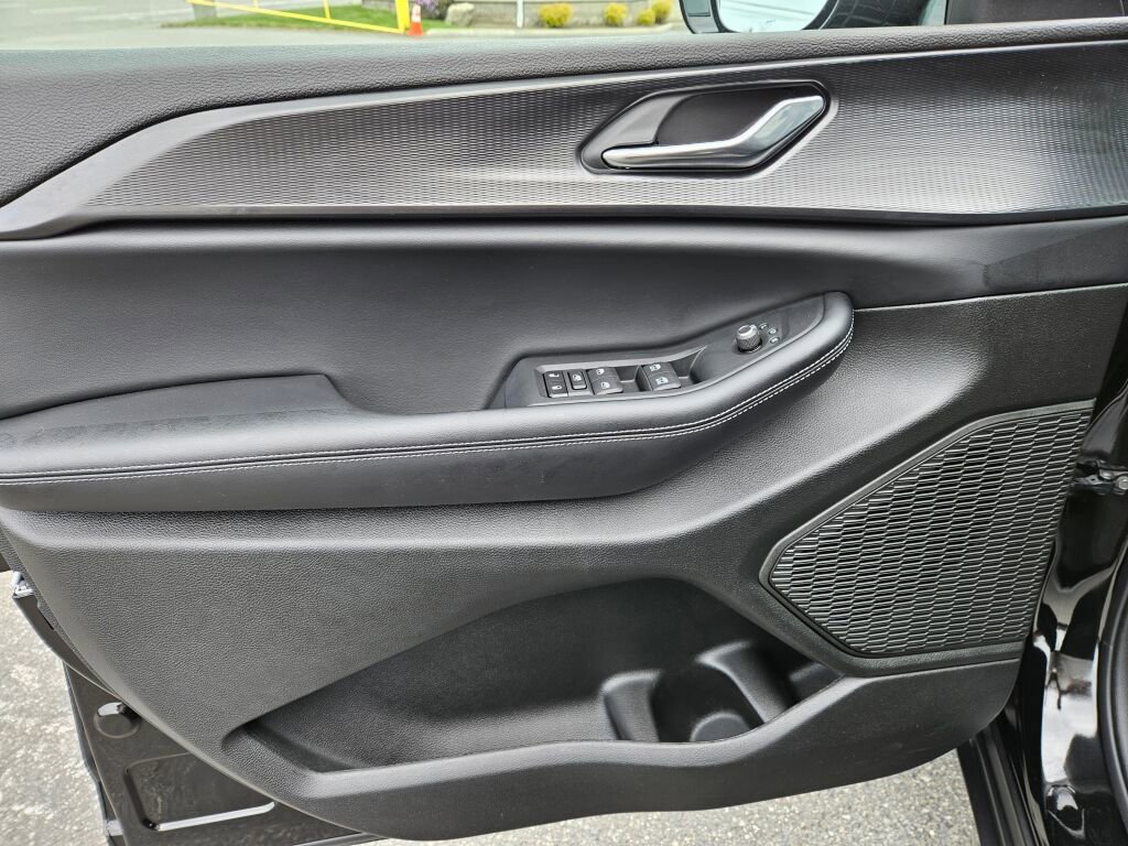 Used 2025 Jeep Grand Cherokee Altitude AWD/4WD image 17