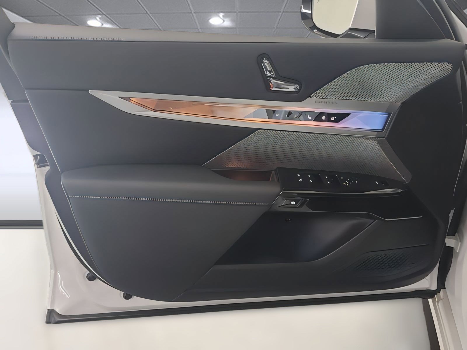 Used 2025 BMW 760i xDrive w/ Executive Package image 17