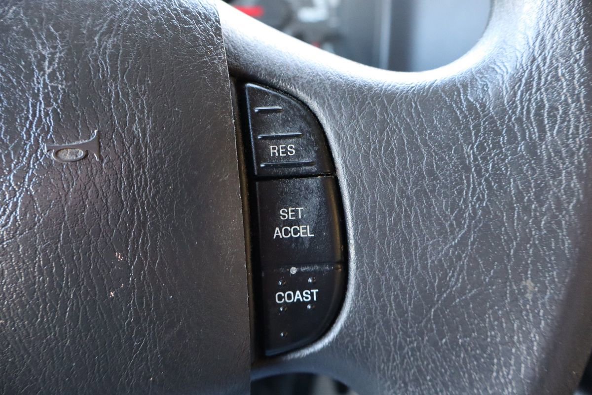 Used 2009 Ford E-350 and Econoline 350 Super Duty Wagon image 32