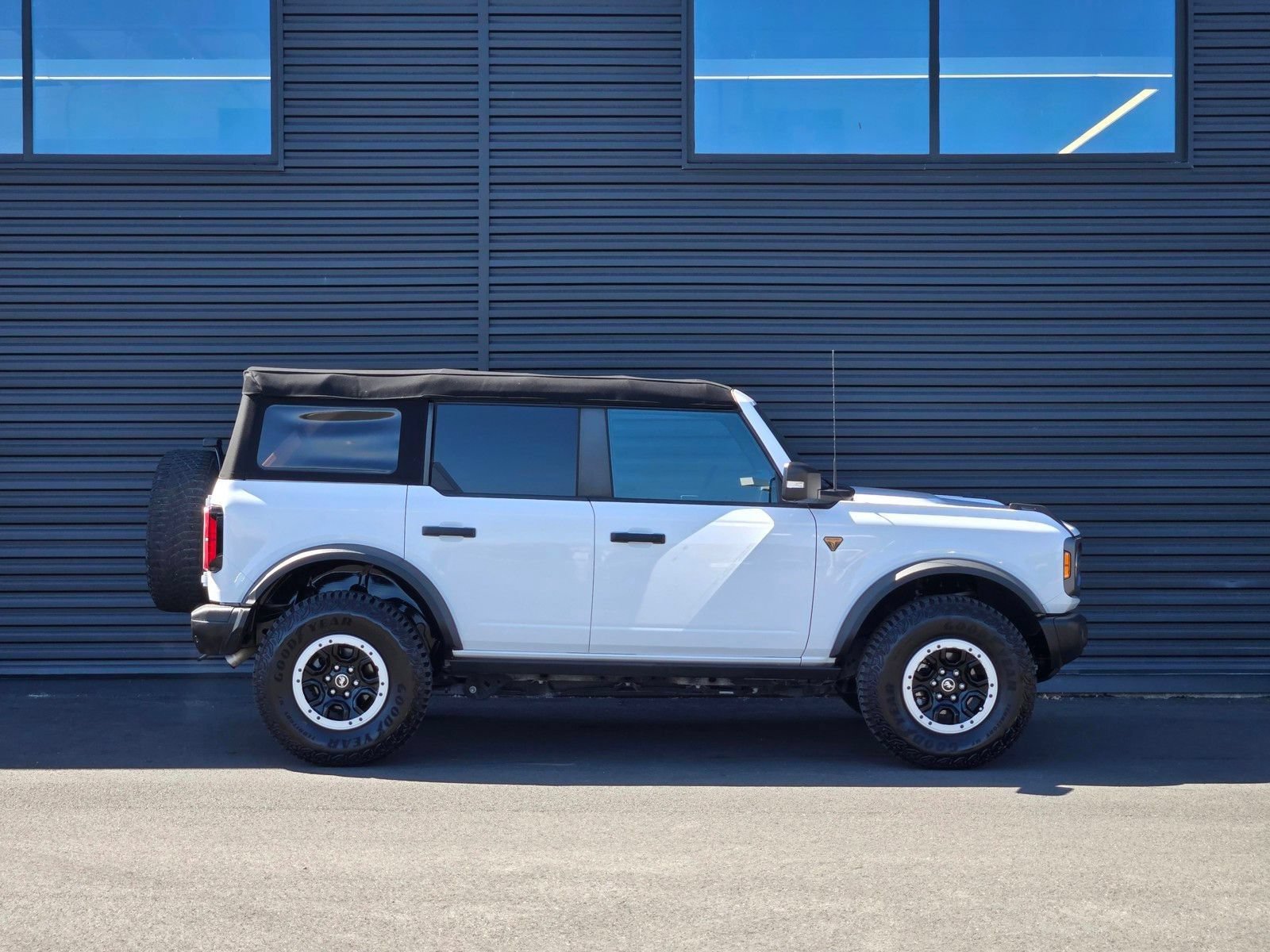 Used 2023 Ford Bronco Badlands w/ Sasquatch Package AWD/4WD image 8