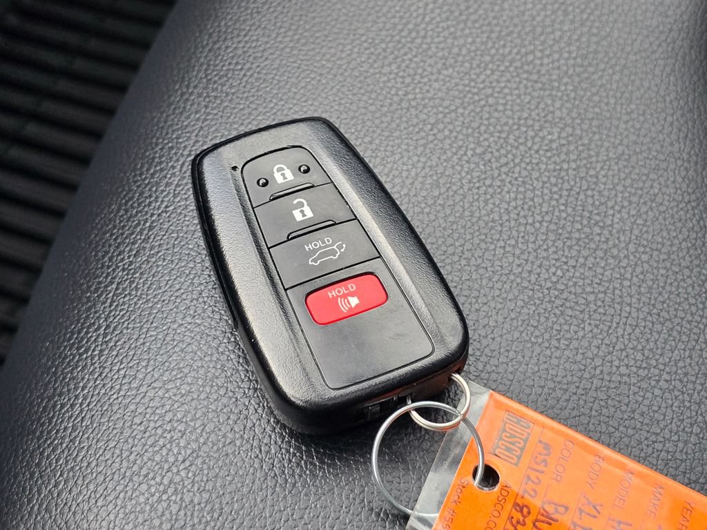 Used 2021 Toyota Highlander XLE AWD/4WD image 35