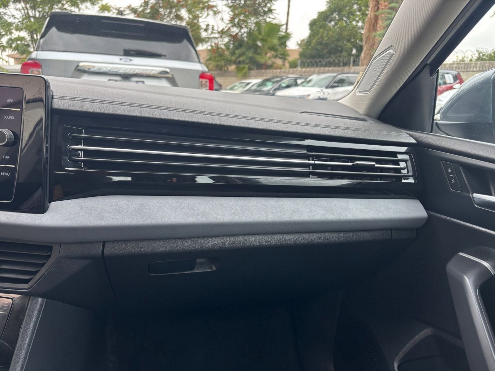 Used 2025 Volkswagen Jetta SE image 45