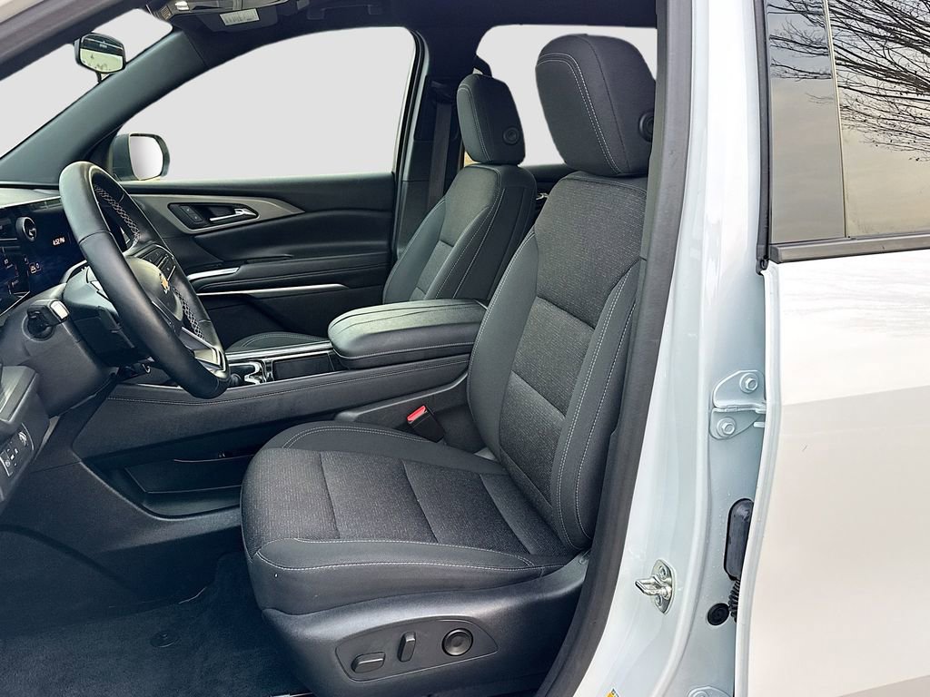 Used 2025 Chevrolet Traverse LT image 20