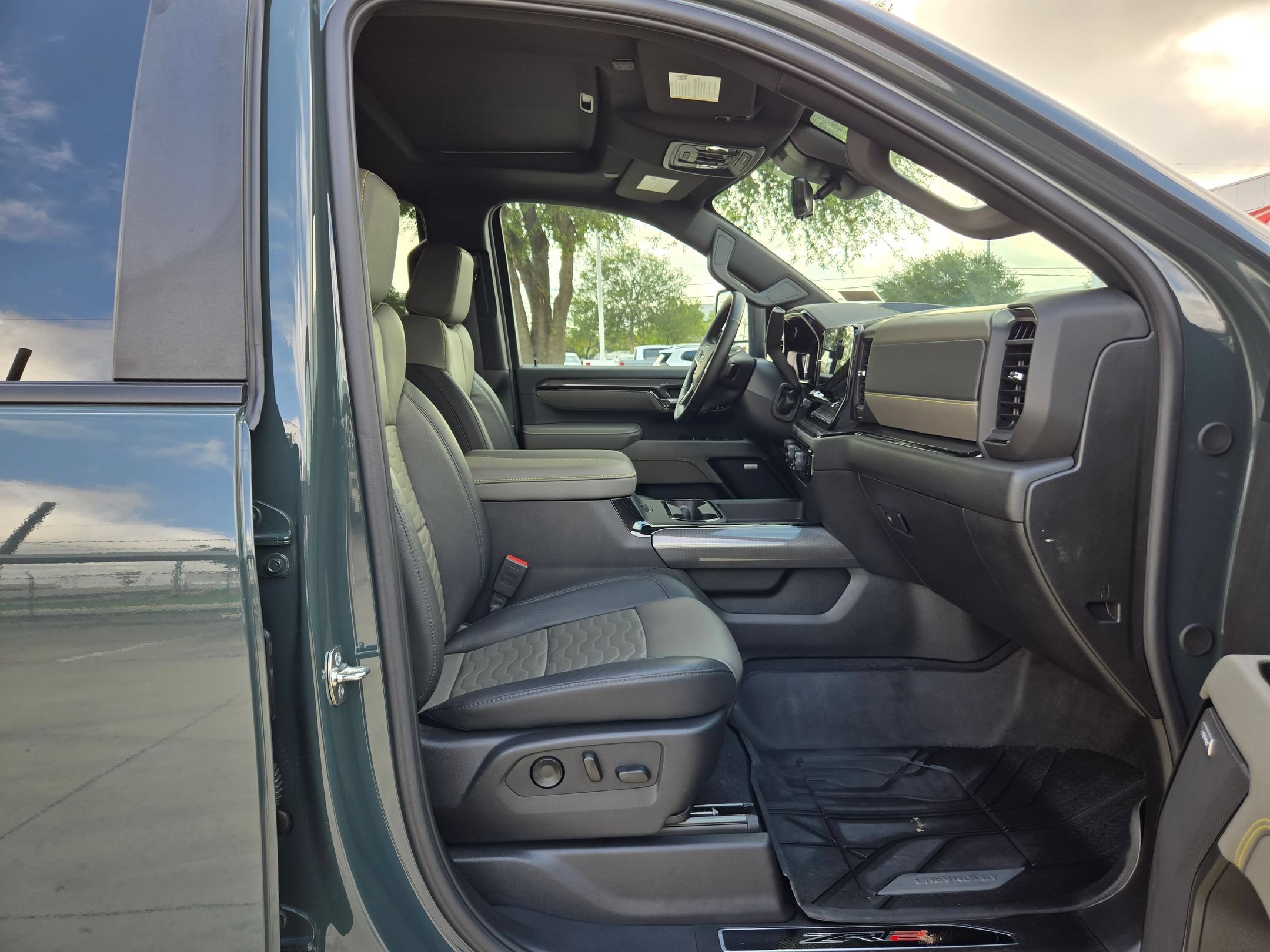 Certified 2025 Chevrolet Silverado 2500 ZR2 w/ Technology Package AWD/4WD image 23