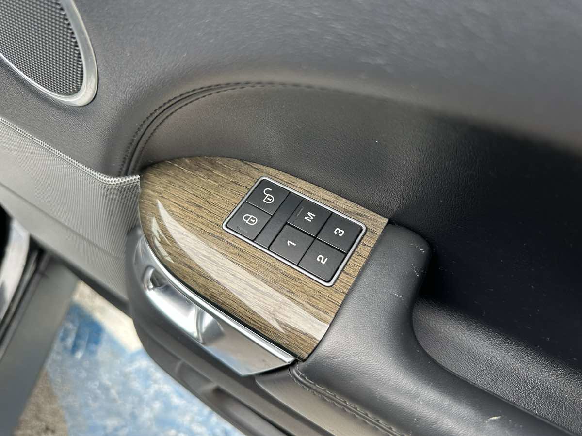 Used 2016 Land Rover Range Rover Sport HSE image 28