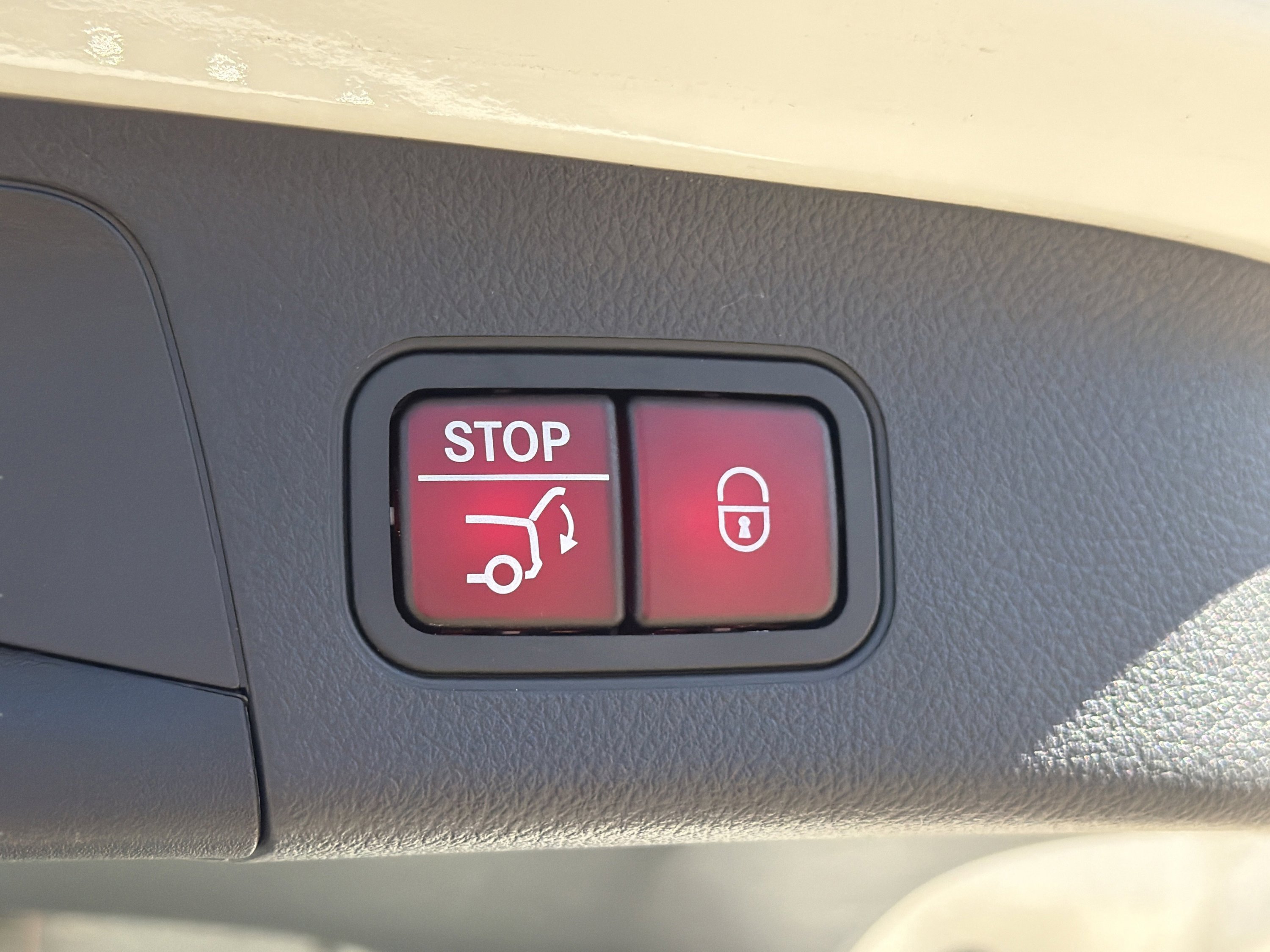 Used 2021 Mercedes-Benz GLA 250 4MATIC w/ Premium Package image 23