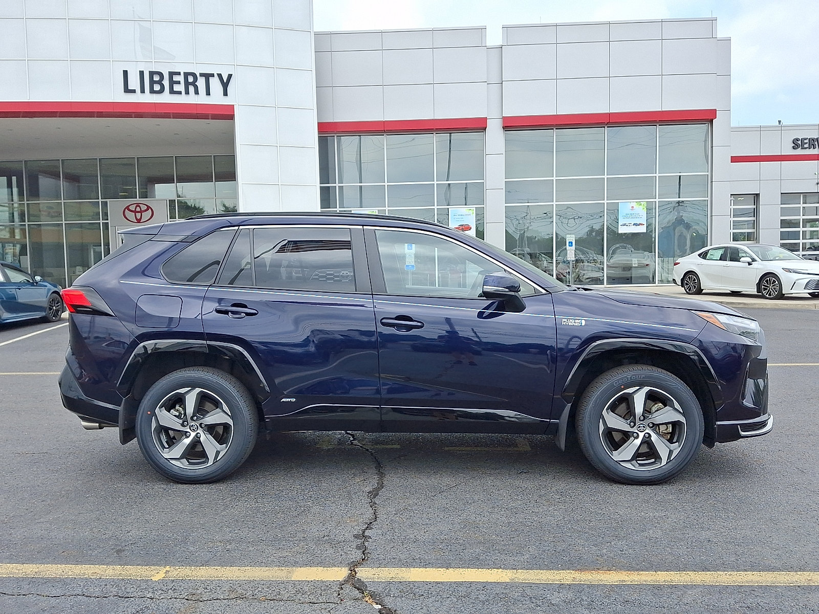 Used 2024 Toyota RAV4 SE w/ Weather & Moonroof Package AWD/4WD image 7