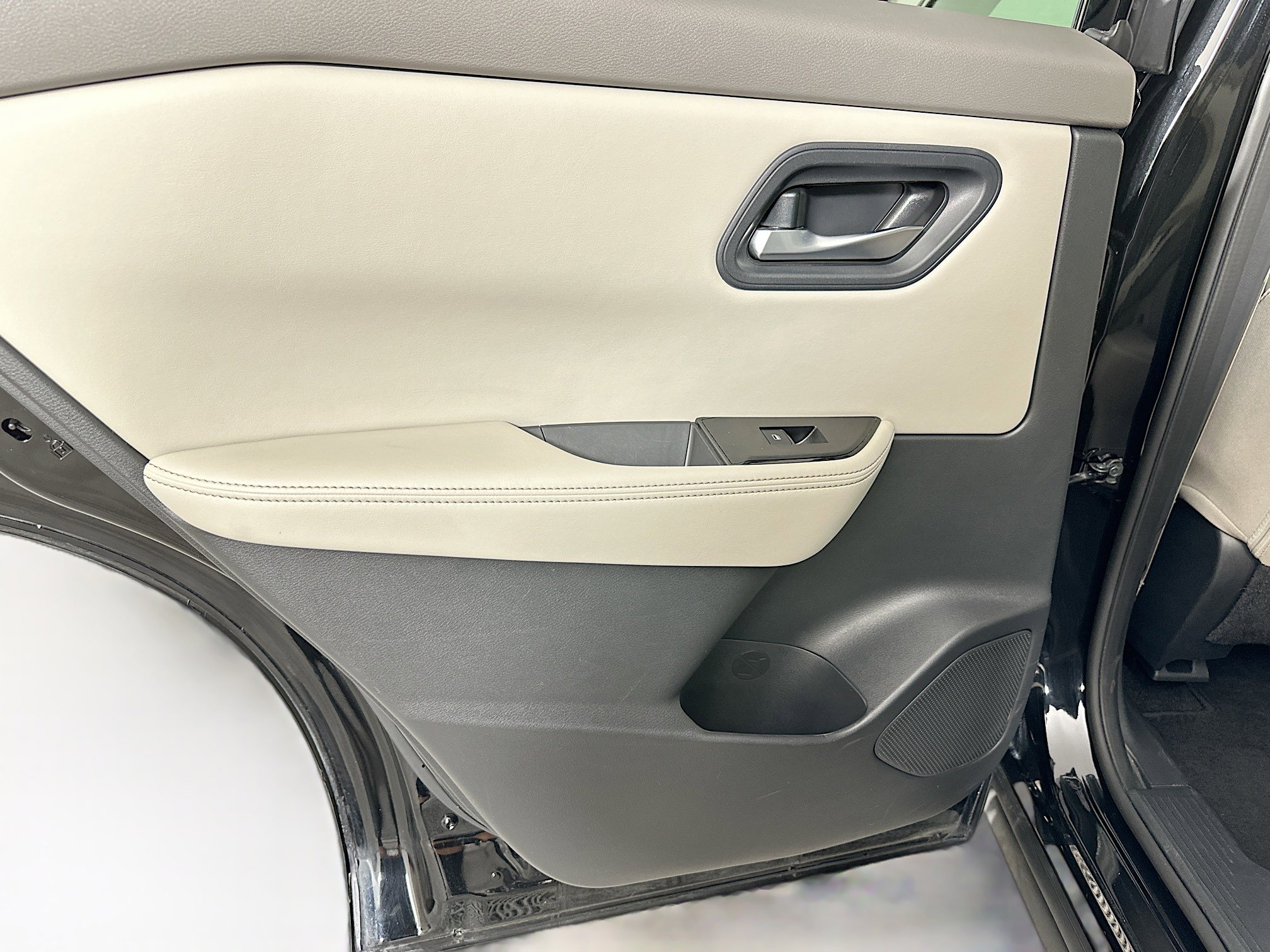 Used 2025 Nissan Rogue SV image 25