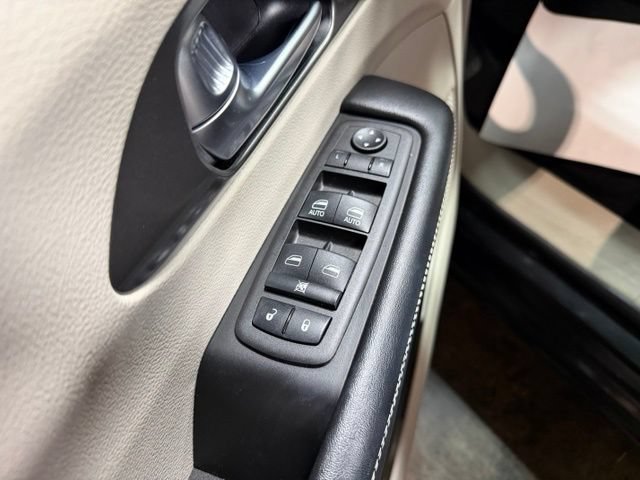 Used 2023 Chrysler Pacifica Touring-L FWD image 13