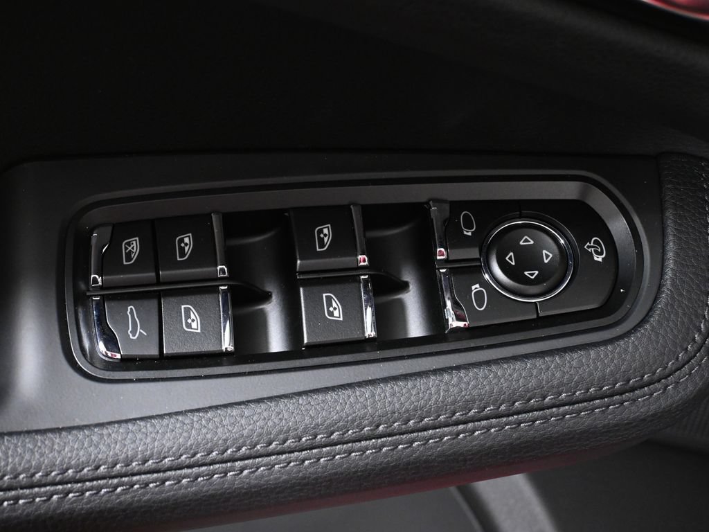 Used 2026 Porsche Macan AWD/4WD image 33