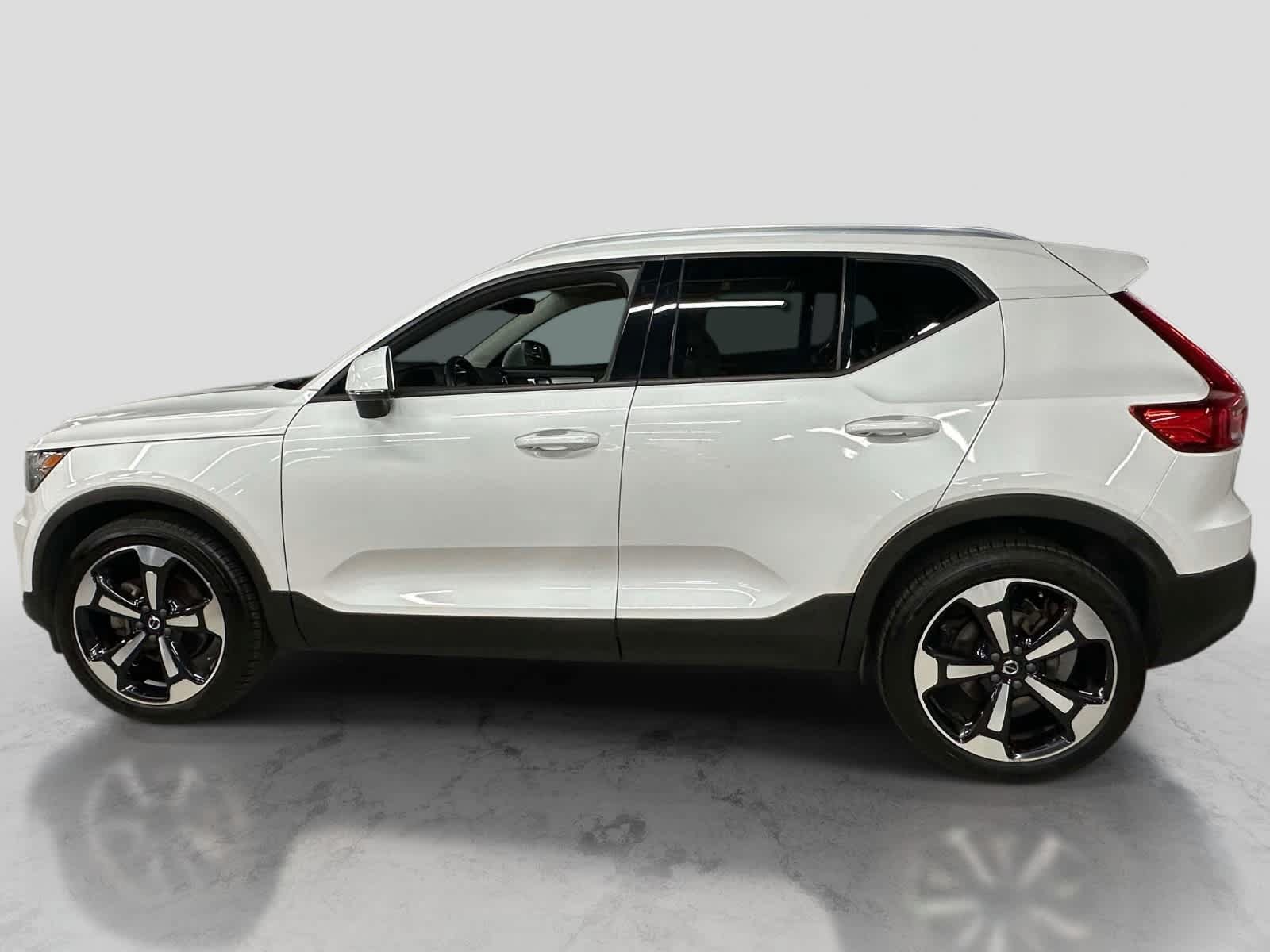 Used 2022 Volvo XC40 T5 Momentum AWD/4WD image 2