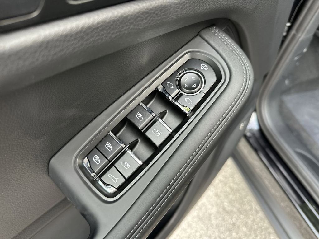 Certified 2025 Porsche Macan image 9