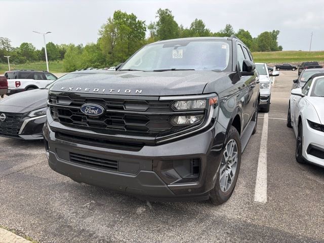 Used 2025 Ford Expedition Active AWD/4WD image 2