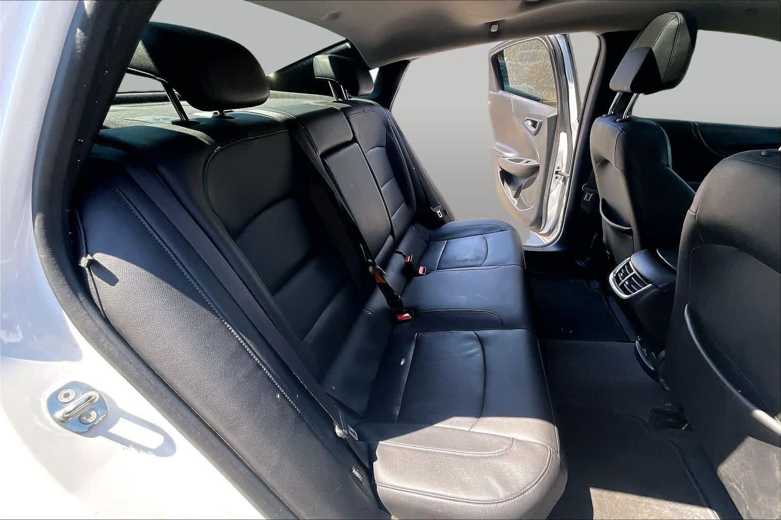 Used 2018 Chevrolet Malibu LT w/ Leather Package FWD image 19