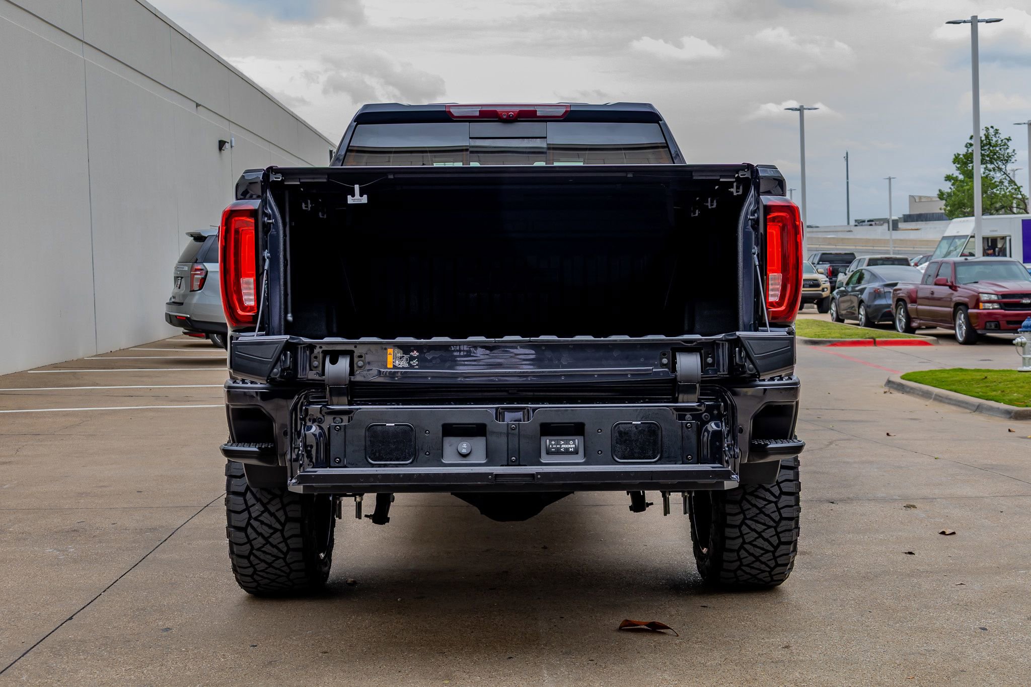 Used 2025 GMC Sierra 1500 Denali Ultimate image 9