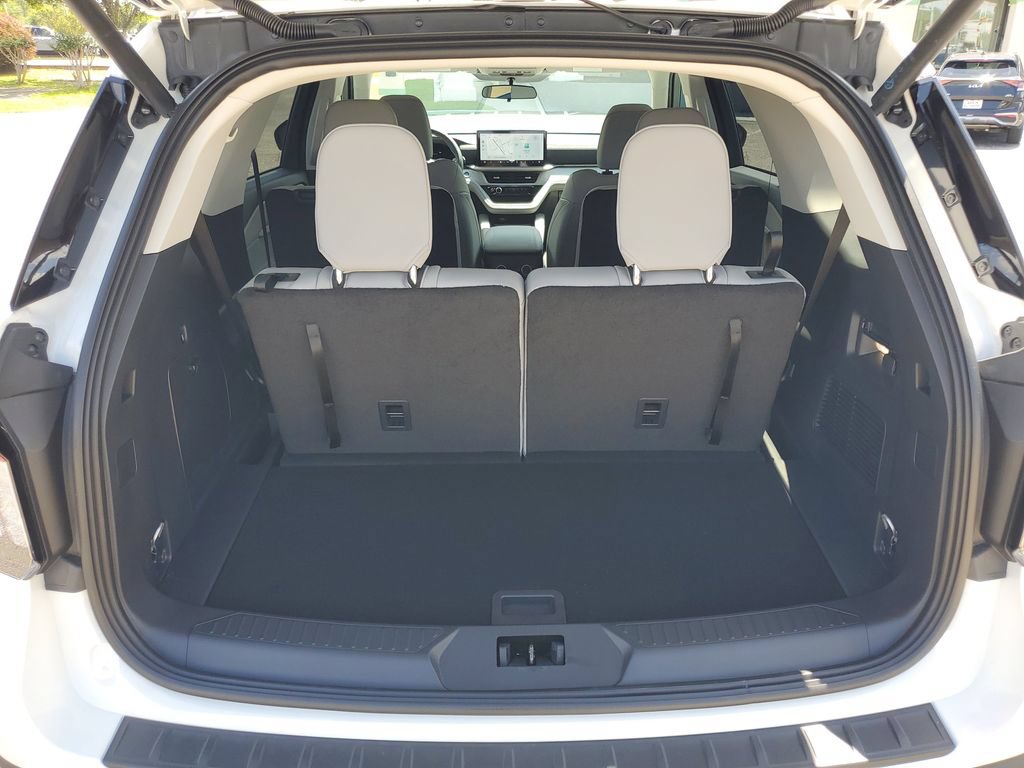 Used 2026 Ford Explorer Active w/ Active Comfort Package RWD image 30