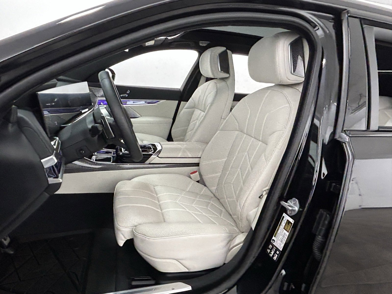 Used 2025 BMW 760i xDrive w/ Premium Package image 26