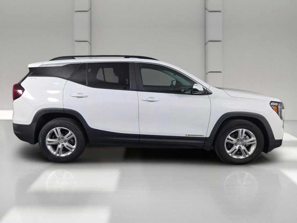 Used 2022 GMC Terrain SLE w/ Driver Convenience Package FWD image 4
