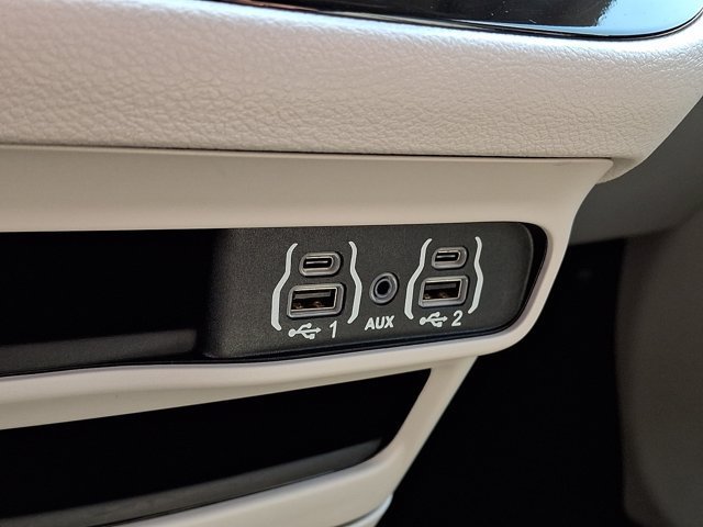 Certified 2024 Chrysler Pacifica Touring-L FWD image 29