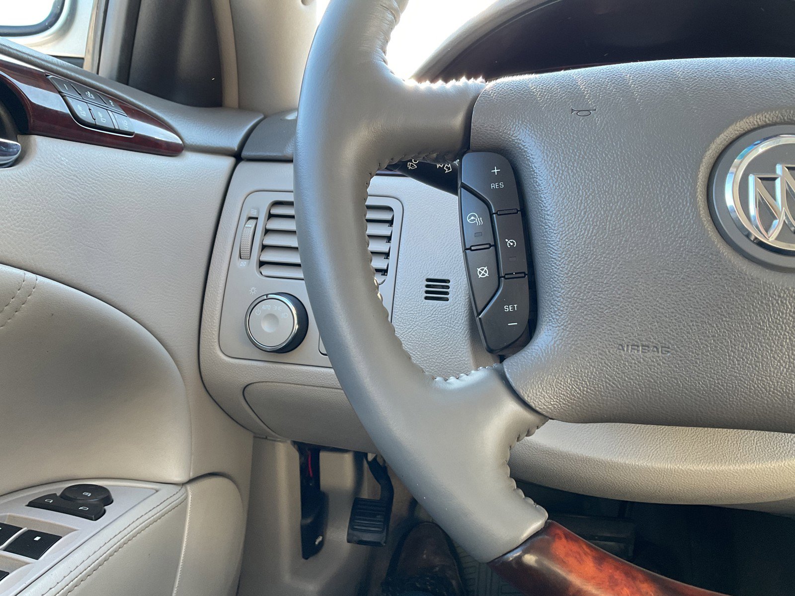 Used 2009 Buick Lucerne CXL image 21