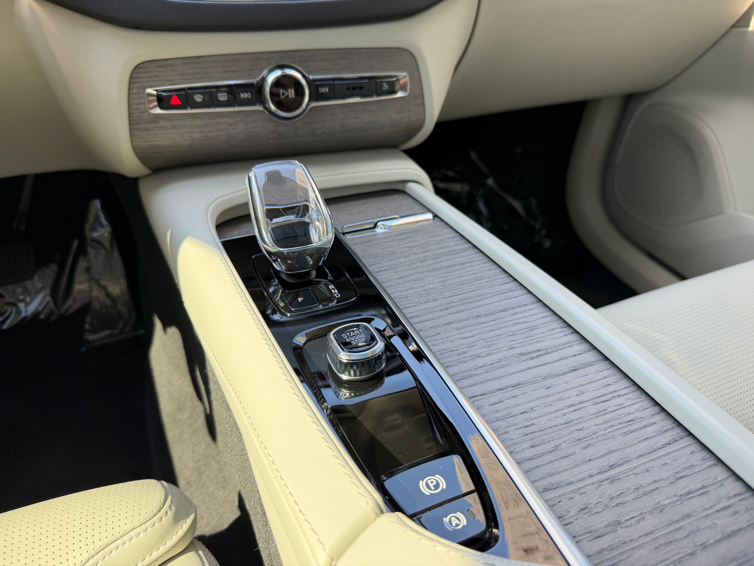 Certified 2024 Volvo XC90 B6 Ultimate w/ Lounge Package AWD/4WD image 16