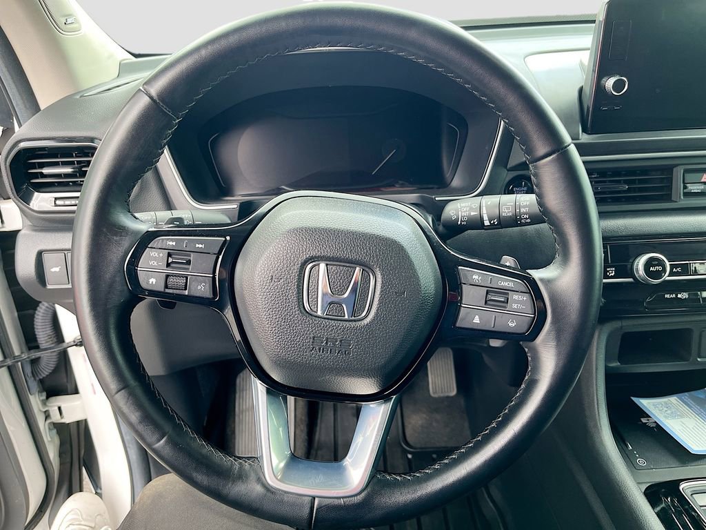 Used 2025 Honda Pilot Touring image 11