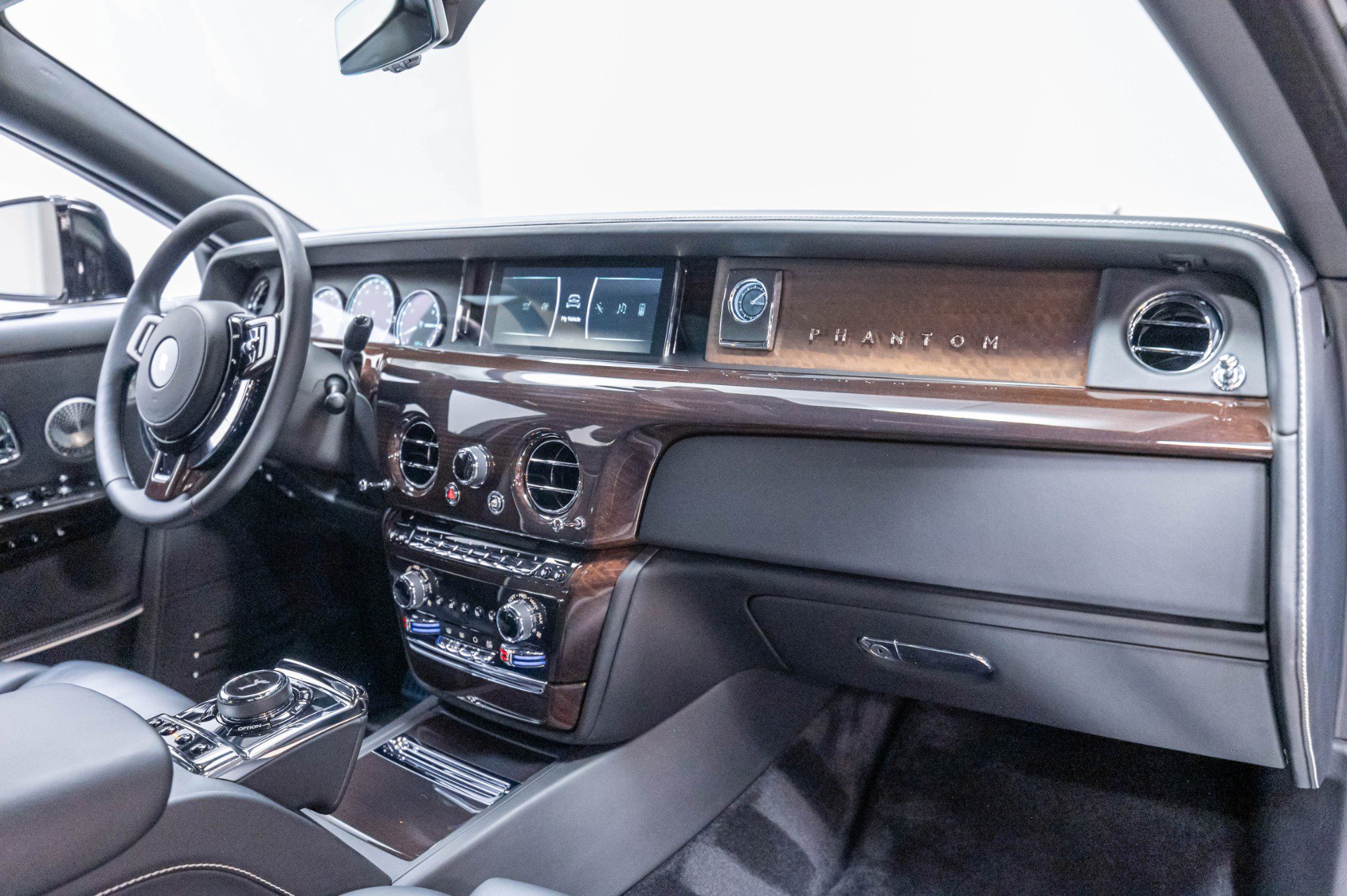 Used 2024 Rolls-Royce Phantom Sedan w/ The Phantom Package RWD image 52