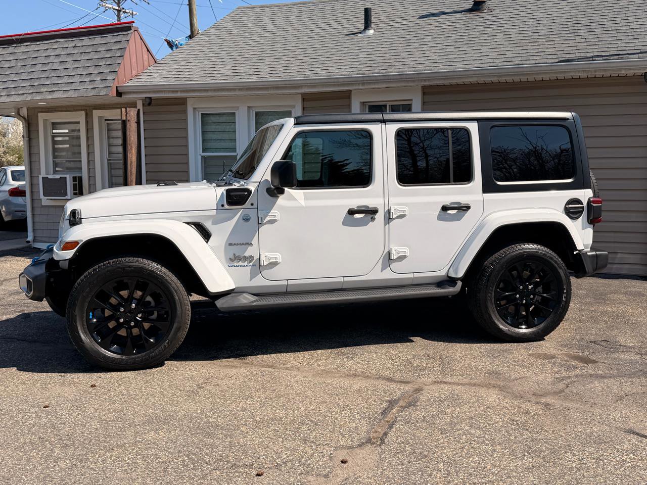 Used 2023 Jeep Wrangler Sahara w/ Cold Weather Group AWD/4WD image 3