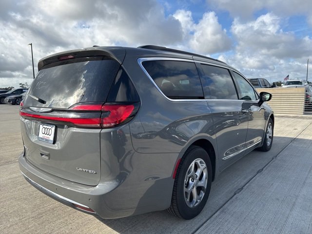 Used 2023 Chrysler Pacifica Limited image 3