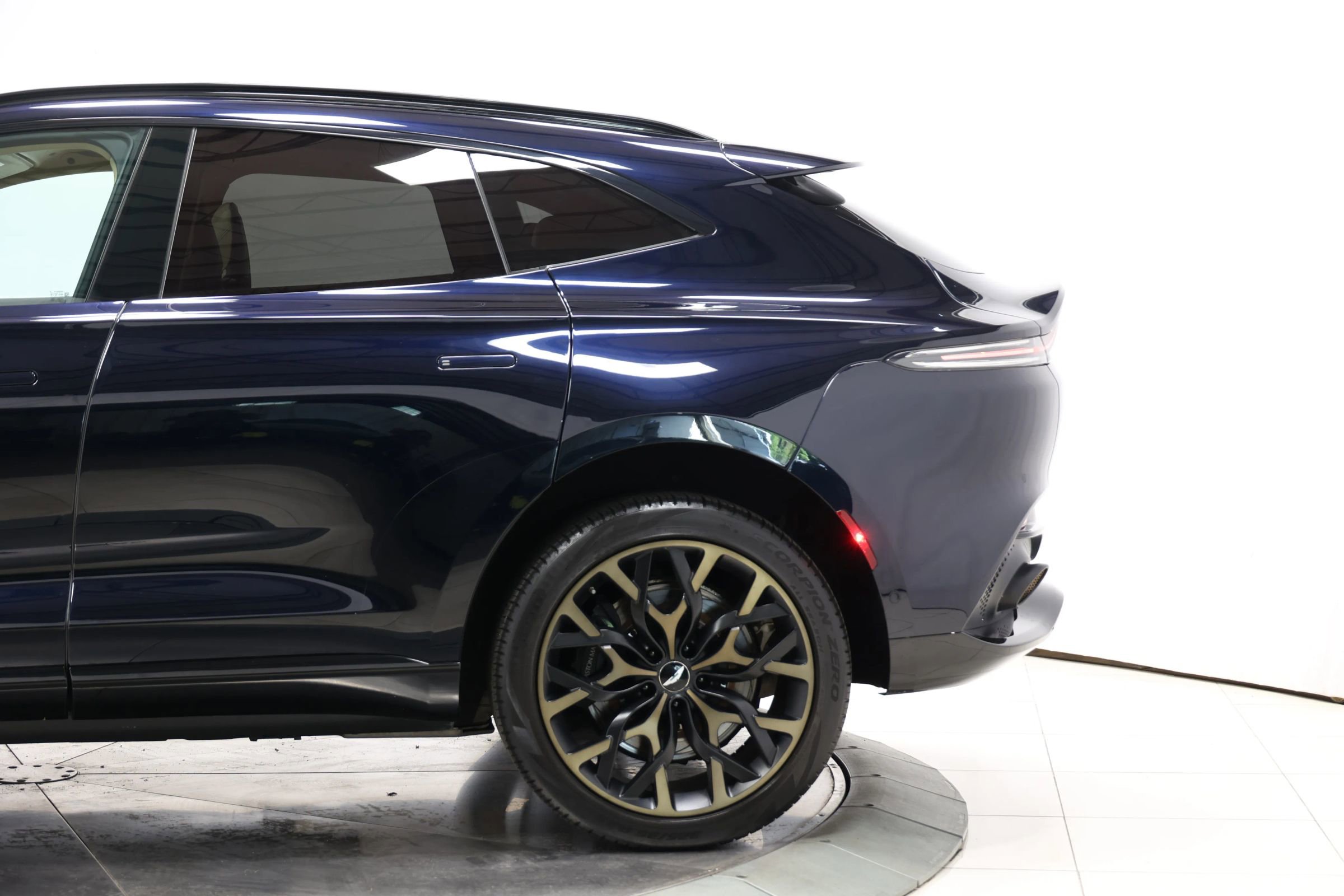 Used 2021 Aston Martin DBX image 8