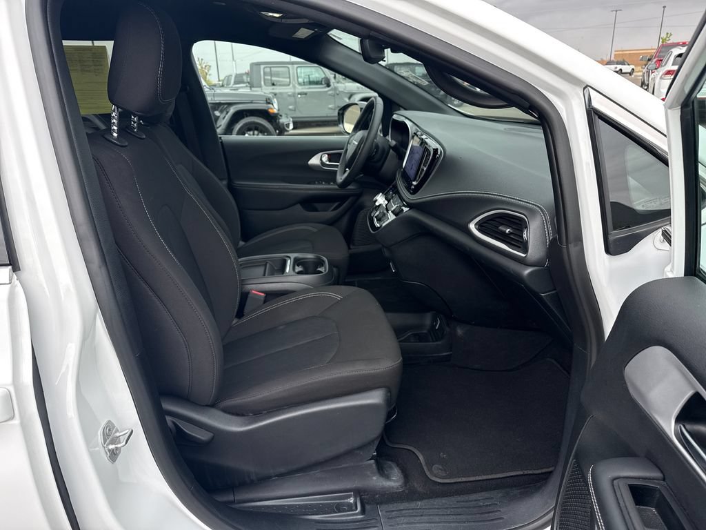 Used 2024 Chrysler Pacifica Touring FWD image 30