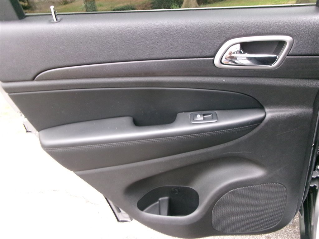 Used 2018 Jeep Grand Cherokee Laredo image 35