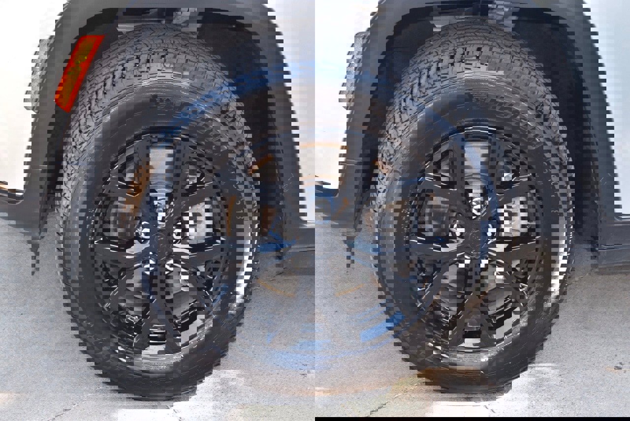 Used 2024 Jeep Grand Cherokee L Laredo image 38