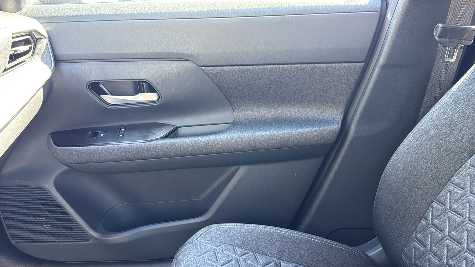 Certified 2025 Nissan Kicks SV AWD/4WD image 18
