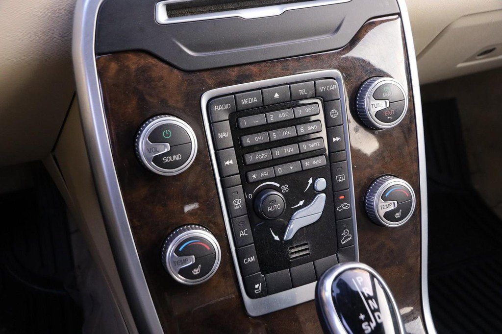 Used 2016 Volvo XC70 T5 Premier w/ Proximity Package image 19