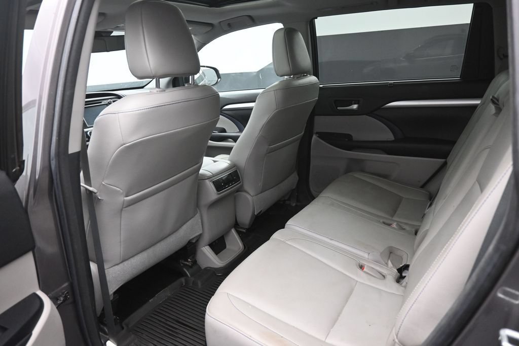 Used 2017 Toyota Highlander XLE AWD/4WD image 25