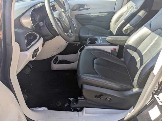 Used 2024 Chrysler Pacifica Touring-L image 13