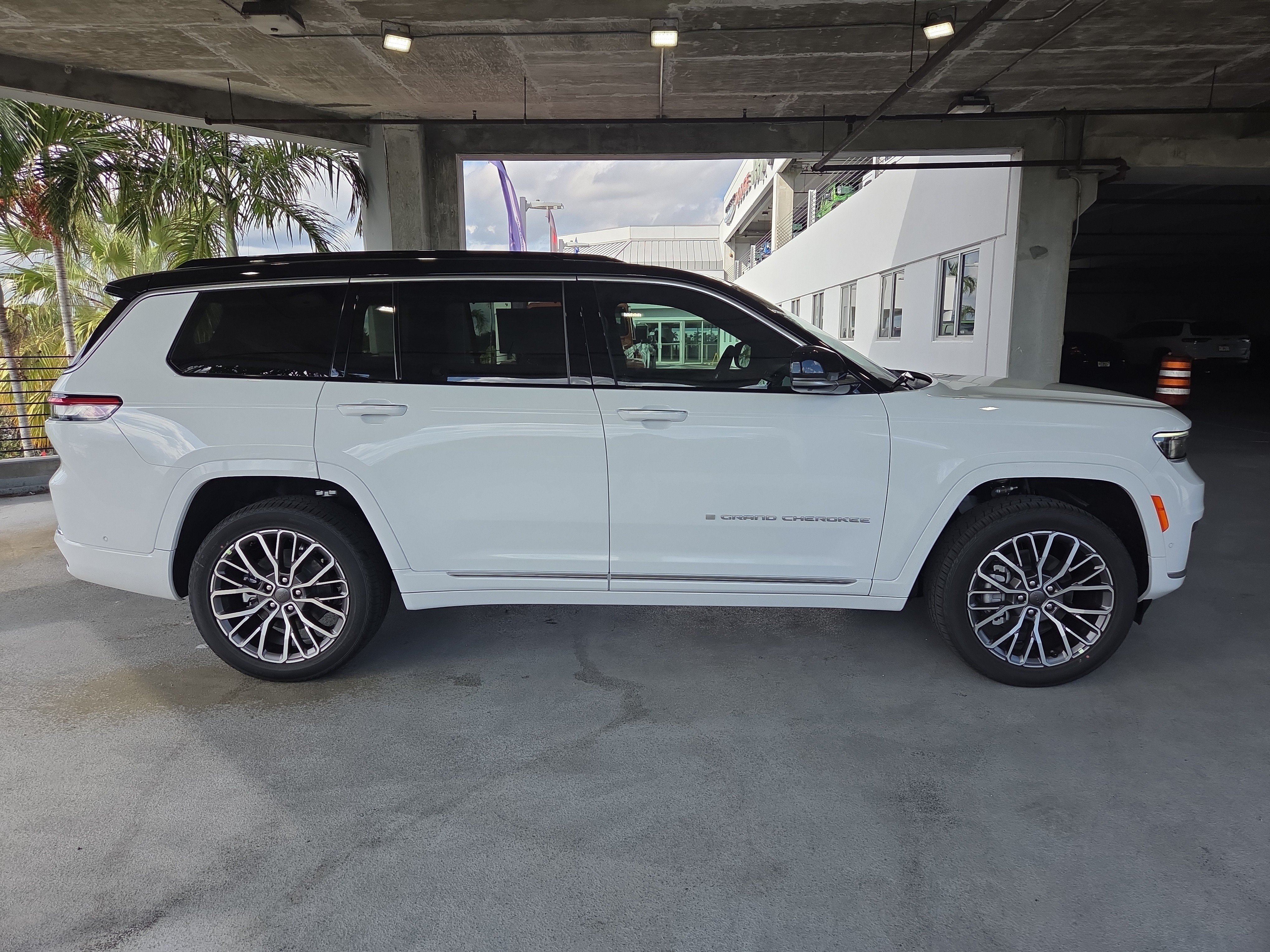 New 2025 Jeep Grand Cherokee L Summit AWD/4WD image 4