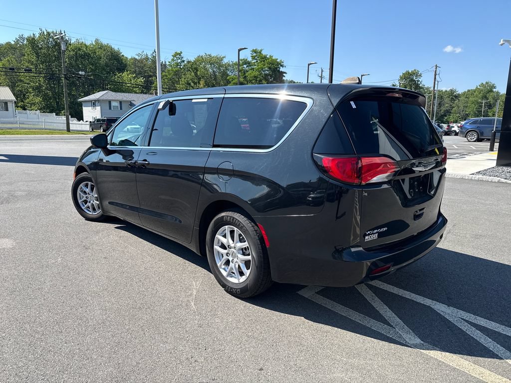 Used 2023 Chrysler Voyager LX FWD image 3