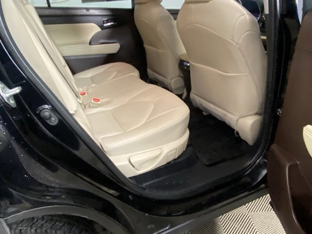Used 2022 Toyota Highlander XLE image 13