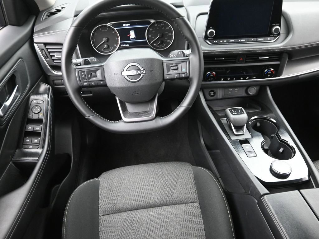 Used 2025 Nissan Rogue SV image 11