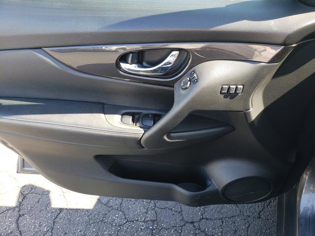 Used 2018 Nissan Rogue SV w/ Sun & Sound Touring Package AWD/4WD image 11