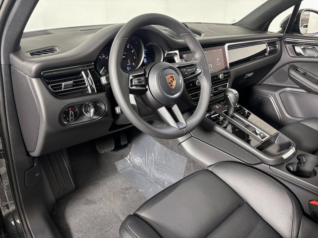 Certified 2026 Porsche Macan AWD/4WD image 4