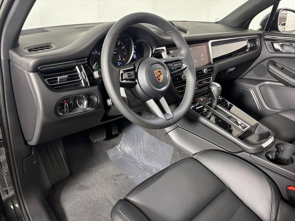 Used 2026 Porsche Macan AWD/4WD image 4