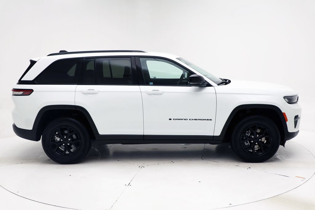 Used 2025 Jeep Grand Cherokee Altitude AWD/4WD image 3