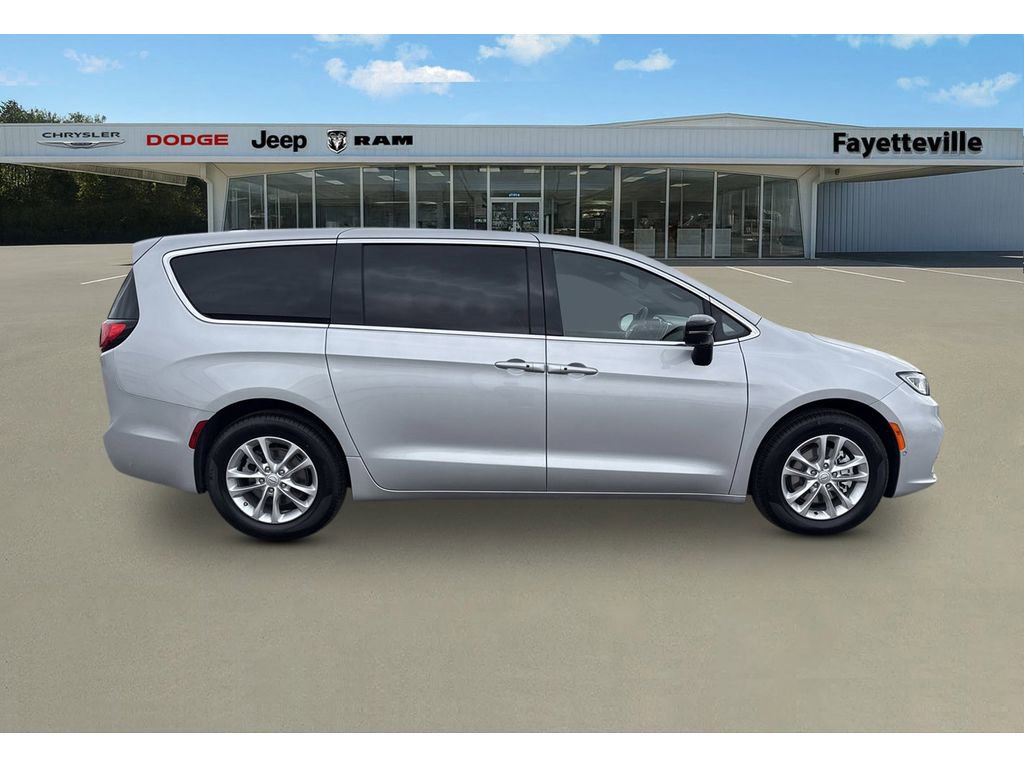 New 2026 Chrysler Pacifica Select image 2
